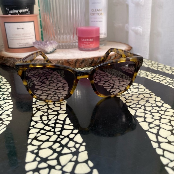 Tortoiseshell sunglasses - Picture 4 of 5